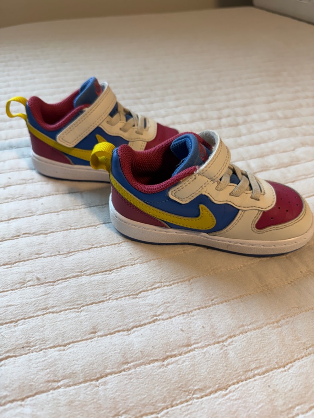 Nike Kids Low-Top Sneakers in White, Blue, Purple & Yellow - Picture 5 of 6